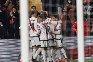 Rayo oyuncuları, Estadio de Vallecas 'taki Rayo Vallecano ve Real Madrid FC takımları arasında oynanan LaLiga EA Spor karşılaşmasında Unai Lopez' den gol üstüne gol atarken görüldü (Maciej Rogowski)