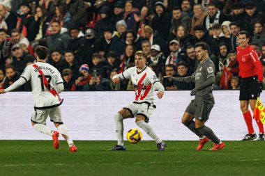 Andrei Ratiu, Brahim Diaz LaLiga EA SPORTS maçı sırasında Estadio de Vallecas 'ta Rayo Vallecano ve Real Madrid FC takımları arasında görüldü.)