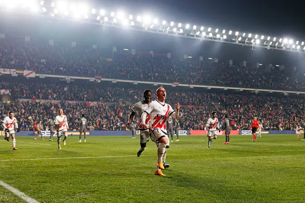 Abdul Mumin, Isi Palazon, Estadio de Vallecas 'taki Rayo Vallecano ve Real Madrid FC takımları arasındaki LaLiga EA SPORTS maçında gol attıktan sonra kutlama yaparken görüldü (Maciej Rogowski)