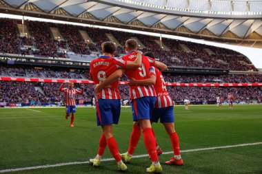 Pablo Barrios, Alexander Sorloth, Julian Alvarez, Atletico de Madrid ve Estadio Civitas Metropolitano 'daki Getafe CF takımları arasında LaLiga EA SPORTS maçında gol attıktan sonra kutlama yaparken görüldü (Maciej Rogowski))