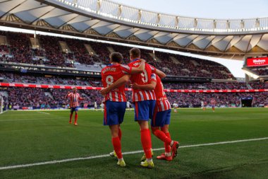 Pablo Barrios, Alexander Sorloth, Atletico de Madrid ve Estadio Civitas Metropolitano 'daki Getafe CF takımları arasında oynanan LaLiga EA Spor maçında gol attıktan sonra kutlama yaparken görüldü (Maciej Rogowski))