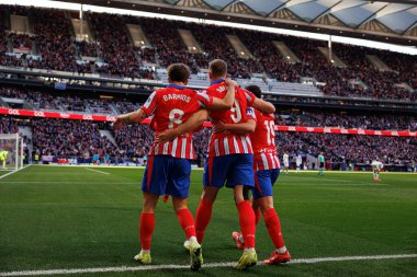Pablo Barrios, Alexander Sorloth, Julian Alvarez, Atletico de Madrid ve Estadio Civitas Metropolitano 'daki Getafe CF takımları arasında LaLiga EA SPORTS maçında gol attıktan sonra kutlama yaparken görüldü (Maciej Rogowski))