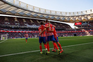 Pablo Barrios, Alexander Sorloth, Atletico de Madrid ve Estadio Civitas Metropolitano 'daki Getafe CF takımları arasında oynanan LaLiga EA Spor maçında gol attıktan sonra kutlama yaparken görüldü (Maciej Rogowski))