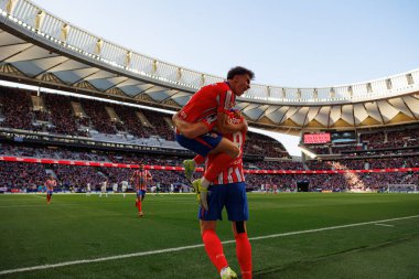 Pablo Barrios, Alexander Sorloth, Atletico de Madrid ve Estadio Civitas Metropolitano 'daki Getafe CF takımları arasında oynanan LaLiga EA Spor maçında gol attıktan sonra kutlama yaparken görüldü (Maciej Rogowski))