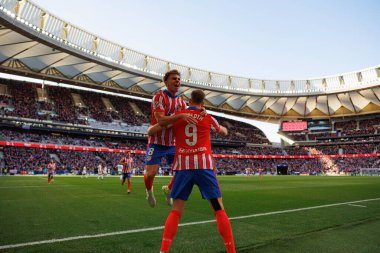 Pablo Barrios, Alexander Sorloth, Atletico de Madrid ve Estadio Civitas Metropolitano 'daki Getafe CF takımları arasında oynanan LaLiga EA Spor maçında gol attıktan sonra kutlama yaparken görüldü (Maciej Rogowski))
