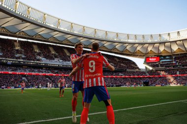 Pablo Barrios, Alexander Sorloth, Atletico de Madrid ve Estadio Civitas Metropolitano 'daki Getafe CF takımları arasında oynanan LaLiga EA Spor maçında gol attıktan sonra kutlama yaparken görüldü (Maciej Rogowski))