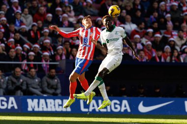 Nahuel Molina, Coba da Costa LaLiga EA SPORTS maçı sırasında Estadio Civitas Metropolitano 'daki Atletico de Madrid ve Getafe CF takımları arasında görüldü (Maciej Rogowski)