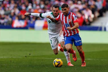 Alex Sola, Javi Galan LaLiga EA SPORTS maçı sırasında Estadio Civitas Metropolitano 'daki Atletico de Madrid ve Getafe CF takımları arasında görüldü (Maciej Rogowski)