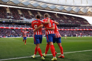 Alexander Sorloth ve Pablo Barrios, Estadio Civitas Metropolitano 'daki Atletico de Madrid ve Getafe CF takımları arasında oynanan LaLiga EA Spor maçında gol attıktan sonra kutlama yaparken görüldü.