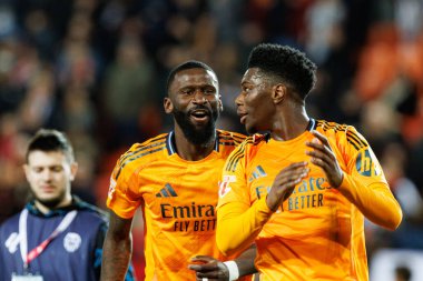 Antonio Rudiger, Aurelien Tchouameni LaLiga EA Spor Maçı sırasında Valencia CF ve Real Madrid FC takımları arasında Mestalla Stadyumu 'nda (Maciej Rogowski)