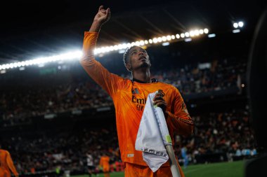 Jude Bellingham, Mestalla Stadyumu 'ndaki Valencia CF ve Real Madrid FC takımları arasındaki LaLiga EA SPORTS maçında gol attıktan sonra kutlama yaparken görüldü (Maciej Rogowski)