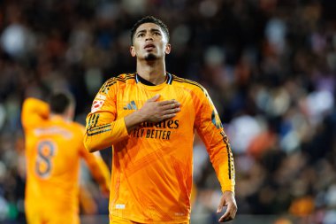 Jude Bellingham, Mestalla Stadyumu 'ndaki Valencia CF ve Real Madrid FC takımları arasındaki LaLiga EA SPORTS maçında gol attıktan sonra kutlama yaparken görüldü (Maciej Rogowski)