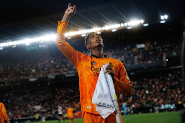 Jude Bellingham, Mestalla Stadyumu 'ndaki Valencia CF ve Real Madrid FC takımları arasındaki LaLiga EA SPORTS maçında gol attıktan sonra kutlama yaparken görüldü (Maciej Rogowski)