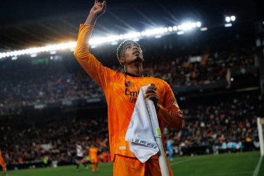 Jude Bellingham, Mestalla Stadyumu 'ndaki Valencia CF ve Real Madrid FC takımları arasındaki LaLiga EA SPORTS maçında gol attıktan sonra kutlama yaparken görüldü (Maciej Rogowski)