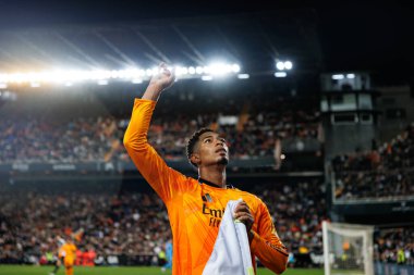 Jude Bellingham, Mestalla Stadyumu 'ndaki Valencia CF ve Real Madrid FC takımları arasındaki LaLiga EA SPORTS maçında gol attıktan sonra kutlama yaparken görüldü (Maciej Rogowski)