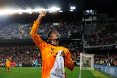 Jude Bellingham, Mestalla Stadyumu 'ndaki Valencia CF ve Real Madrid FC takımları arasındaki LaLiga EA SPORTS maçında gol attıktan sonra kutlama yaparken görüldü (Maciej Rogowski)