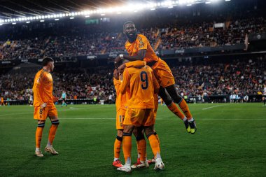 Real Madrid 'in oyuncuları, Jude Bellingham' ın Valencia CF ve Real Madrid FC takımlarının Mestalla Stadyumu 'ndaki (Maciej Rogowski)