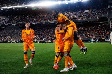 Real Madrid 'in oyuncuları, Jude Bellingham' ın Valencia CF ve Real Madrid FC takımlarının Mestalla Stadyumu 'ndaki (Maciej Rogowski)