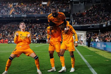 Real Madrid 'in oyuncuları, Jude Bellingham' ın Valencia CF ve Real Madrid FC takımlarının Mestalla Stadyumu 'ndaki (Maciej Rogowski)