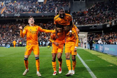 Real Madrid 'in oyuncuları, Jude Bellingham' ın Valencia CF ve Real Madrid FC takımlarının Mestalla Stadyumu 'ndaki (Maciej Rogowski)