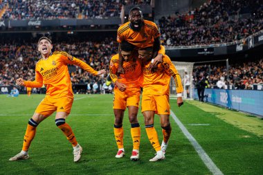 Real Madrid 'in oyuncuları, Jude Bellingham' ın Valencia CF ve Real Madrid FC takımlarının Mestalla Stadyumu 'ndaki (Maciej Rogowski)