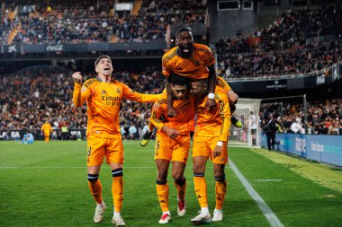 Real Madrid 'in oyuncuları, Jude Bellingham' ın Valencia CF ve Real Madrid FC takımlarının Mestalla Stadyumu 'ndaki (Maciej Rogowski)