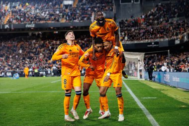 Real Madrid 'in oyuncuları, Jude Bellingham' ın Valencia CF ve Real Madrid FC takımlarının Mestalla Stadyumu 'ndaki (Maciej Rogowski)