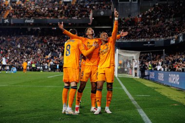 Real Madrid 'in oyuncuları, Jude Bellingham' ın Valencia CF ve Real Madrid FC takımlarının Mestalla Stadyumu 'ndaki (Maciej Rogowski)