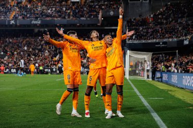 Real Madrid 'in oyuncuları, Jude Bellingham' ın Valencia CF ve Real Madrid FC takımlarının Mestalla Stadyumu 'ndaki (Maciej Rogowski)