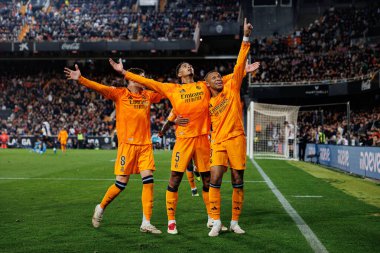 Real Madrid 'in oyuncuları, Jude Bellingham' ın Valencia CF ve Real Madrid FC takımlarının Mestalla Stadyumu 'ndaki (Maciej Rogowski)