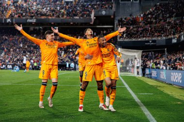 Real Madrid 'in oyuncuları, Jude Bellingham' ın Valencia CF ve Real Madrid FC takımlarının Mestalla Stadyumu 'ndaki (Maciej Rogowski)