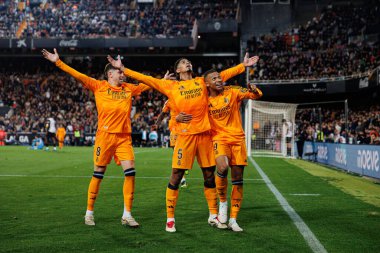 Real Madrid 'in oyuncuları, Jude Bellingham' ın Valencia CF ve Real Madrid FC takımlarının Mestalla Stadyumu 'ndaki (Maciej Rogowski)