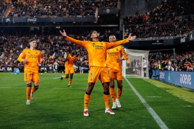 Real Madrid 'in oyuncuları, Jude Bellingham' ın Valencia CF ve Real Madrid FC takımlarının Mestalla Stadyumu 'ndaki (Maciej Rogowski)