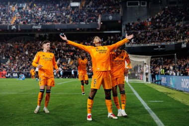 Real Madrid 'in oyuncuları, Jude Bellingham' ın Valencia CF ve Real Madrid FC takımlarının Mestalla Stadyumu 'ndaki (Maciej Rogowski)