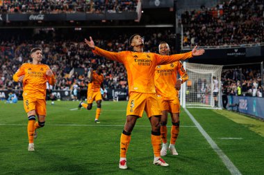 Real Madrid 'in oyuncuları, Jude Bellingham' ın Valencia CF ve Real Madrid FC takımlarının Mestalla Stadyumu 'ndaki (Maciej Rogowski)