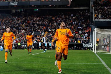 Jude Bellingham, Mestalla Stadyumu 'ndaki Valencia CF ve Real Madrid FC takımları arasında oynanan LaLiga EA SPORTS maçında gol attıktan sonra bunu kutluyor. (Maciej Rogowski)