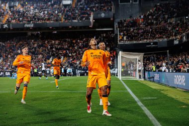 Jude Bellingham, Mestalla Stadyumu 'ndaki Valencia CF ve Real Madrid FC takımları arasında oynanan LaLiga EA SPORTS maçında gol attıktan sonra bunu kutluyor. (Maciej Rogowski)