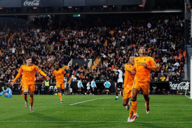 Jude Bellingham, Mestalla Stadyumu 'ndaki Valencia CF ve Real Madrid FC takımları arasında oynanan LaLiga EA SPORTS maçında gol attıktan sonra bunu kutluyor. (Maciej Rogowski)