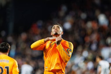 Jude Bellingham, Mestalla Stadyumu 'ndaki Valencia CF ve Real Madrid FC takımları arasında oynanan LaLiga EA SPORTS maçında gol attıktan sonra bunu kutluyor. (Maciej Rogowski)