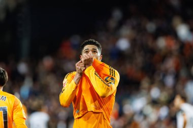 Jude Bellingham, Mestalla Stadyumu 'ndaki Valencia CF ve Real Madrid FC takımları arasında oynanan LaLiga EA SPORTS maçında gol attıktan sonra bunu kutluyor. (Maciej Rogowski)