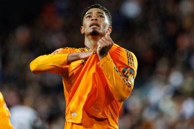 Jude Bellingham, Mestalla Stadyumu 'ndaki Valencia CF ve Real Madrid FC takımları arasında oynanan LaLiga EA SPORTS maçında gol attıktan sonra bunu kutluyor. (Maciej Rogowski)