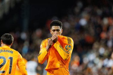 Jude Bellingham, Mestalla Stadyumu 'ndaki Valencia CF ve Real Madrid FC takımları arasında oynanan LaLiga EA SPORTS maçında gol attıktan sonra bunu kutluyor. (Maciej Rogowski)
