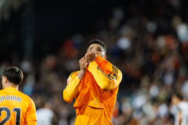 Jude Bellingham, Mestalla Stadyumu 'ndaki Valencia CF ve Real Madrid FC takımları arasında oynanan LaLiga EA SPORTS maçında gol attıktan sonra bunu kutluyor. (Maciej Rogowski)