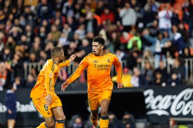 Jude Bellingham, Mestalla Stadyumu 'ndaki Valencia CF ve Real Madrid FC takımları arasında oynanan LaLiga EA SPORTS maçında gol attıktan sonra bunu kutluyor. (Maciej Rogowski)
