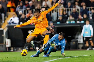 Kylian Mbappe, Mestalla Stadyumu 'nda (Maciej Rogowski) Valencia CF ve Real Madrid FC takımları arasında oynanan LaLiga EA Spor Maçı sırasında Dimitrievski' yi çaldı.)