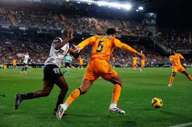 Dimitri Foulquier, Jude Bellingham LaLiga EA SPORTS maçı sırasında Valencia CF ve Real Madrid FC takımları arasında Mestalla Stadyumu 'nda (Maciej Rogowski)