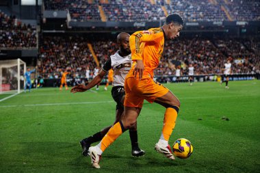 Dimitri Foulquier, Jude Bellingham LaLiga EA SPORTS maçı sırasında Valencia CF ve Real Madrid FC takımları arasında Mestalla Stadyumu 'nda (Maciej Rogowski)