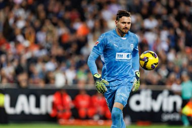 Mestalla Stadyumu 'ndaki Valencia CF ve Real Madrid FC takımları arasında oynanan LaLiga EA SPORTS maçı sırasında Dimitrievski' yi çaldı (Maciej Rogowski)
