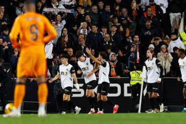 Hugo Duro, Mestalla Stadyumu 'ndaki Valencia CF ve Real Madrid FC takımları arasında oynanan LaLiga EA SPORTS maçında gol attıktan sonra bunu kutluyor.)