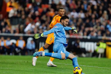 Mestalla Stadyumu 'ndaki Valencia CF ve Real Madrid FC takımları arasında oynanan LaLiga EA SPORTS maçı sırasında Dimitrievski' yi çaldı (Maciej Rogowski)